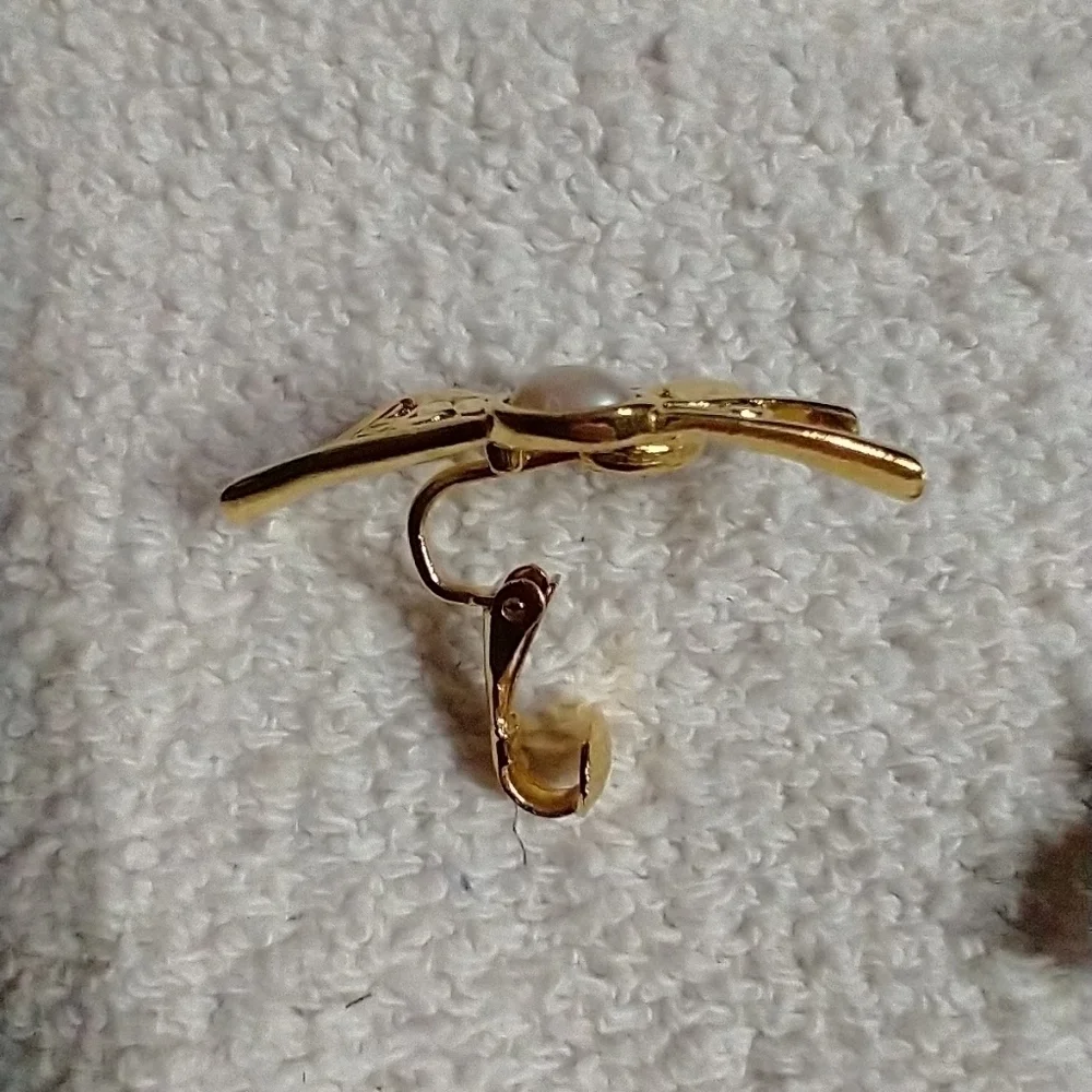 Goldtone faux pearl 🦪 fan shaped clip earrings